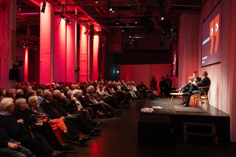 Morten Scheibye-Knudsen har haft sygdomme som Alzheimers og Parkinson tæt inde på livet. I dag leder han et laboratorie på Københavns Universitet i kampen for et længere og sundere liv og er blandt de førende forskere i årsagerne til, at vi ældes. Her er han i samtale med Politikens journalist Nils Thorsen i en live-udgave af podcasten ‘Så længe du lever. Foto: Thomas Borberg