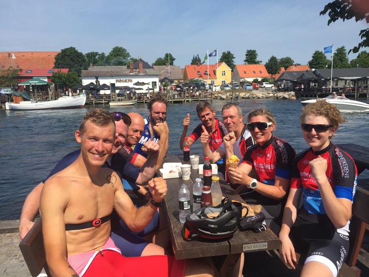 En tidlig sommerdag i 2018 tog Viktor Hald Thorup (i bar overkrop) turen fra Sorø til Enøbageren og retur. Foto: Privatfoto