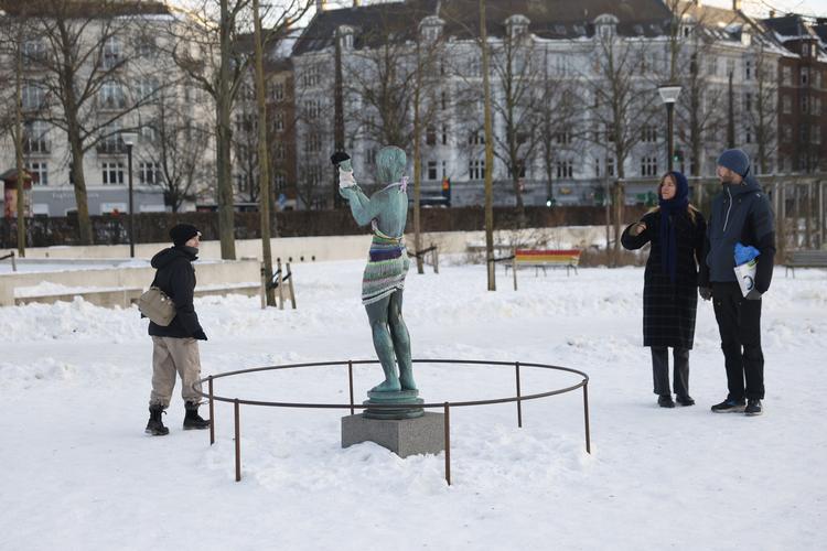 Her Venus med Æblet i Enghaveparken, skærmet mod frosten i strik. Foto: Loui Pedersen