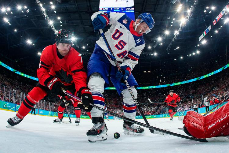 USA er for første gang i 46 år vinder af OL-turneringen i ishockey. Matthew Boldy fandt efter seks minutter vej forbi både et par canadiske forsvarsspillere og keeperen med en snu afslutning, og så var USA på 1-0. Foto: -/Ritzau Scanpix