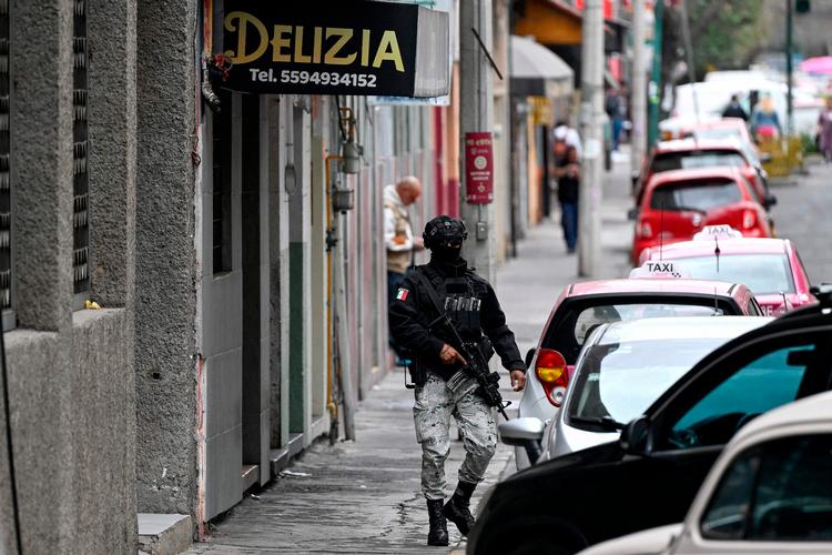 En soldat fra den mexicanske nationalgarde står vagt uden for hovedkvarteret for den specialiserede anklagemyndighed for organiseret kriminalitet i Mexico City. Mexico bekræftede 22. februar 2026, at soldater havde dræbt en magtfuld leder af et narkokartel. Foto: Alfredo Estrella/Ritzau Scanpix