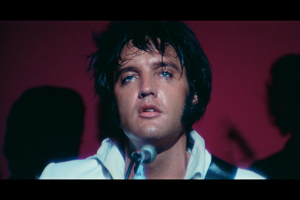 Showmanden Elvis helt tæt på. Den danske Elvis-ekspert Ernst Mikael Jørgensen var en vigtig del af det team, som skulle vurdere og bearbejde de store mængder ukendt og mindre kendt Elvis-materiale.   Foto fra filmen: Universal Studios 2025. All Rights Reserved
