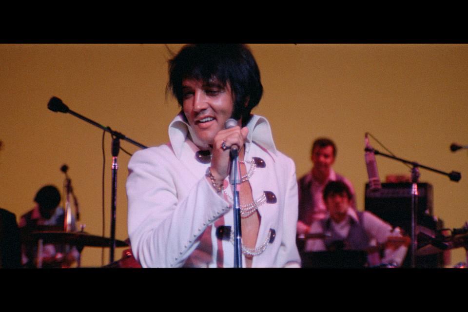 En toptunet showman, men også en afslappet performer, der følte sig mere hjemme på scenen end mange andre steder. I Hollywood følte han sig aldrig hjemme og blev aldrig taget alvorligt.  Foto fra filmen: Universal Studios 2025. All Rights Reserved