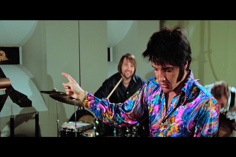 I nogle af filmens bedste og mest intime scener øver Elvis Presley til sine shows med sine musikere. Op til 500 potentielle sange skulle trimmes ned til omkring 20.  Foto fra filmen: Universal Studios 2025. All Rights Reserved