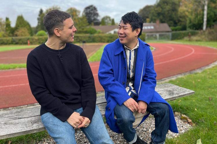 Både forfatter og handikapaktivist Caspar Eric (t.v) og journalist og iværksætter Jacob Nossell er født med handikap. I en ny podcast besøger de sammen den specialskole, Nossell har gået på.  Pr-foto: Mads Egevang