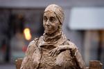 Bronzestatuen af forfatteren Karen Blixen, der står på Sankt Annæ Plads i København, er 2 meter høj og har kostet 3,5 millioner kroner.   Foto: Jens Dresling
