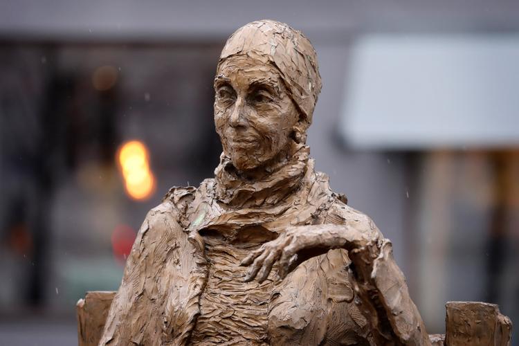 Bronzestatuen af forfatteren Karen Blixen, der står på Sankt Annæ Plads i København, er 2 meter høj og har kostet 3,5 millioner kroner.   Foto: Jens Dresling