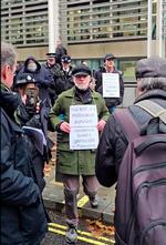 De var fire politibetjente om at bære Chris Bromberg, da han blev anholdt i november sidste år.  Foto: Martin Bjørck