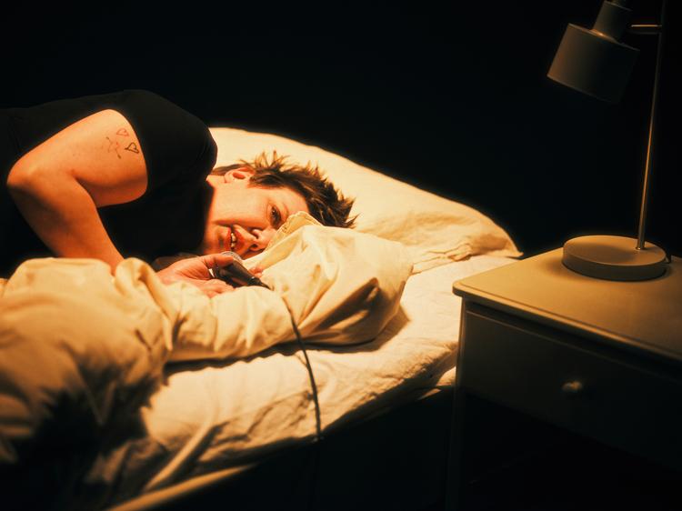 Hvad skete der med skuespiller Marie Knudsen Foghs kæreste? Hvis der er noget, der virkelig bliver opklaret i Aalborg Teaters forestilling 'Savnet', er det måske, hvordan man bliver til som skuespiller. Foto: Rumle Skafte