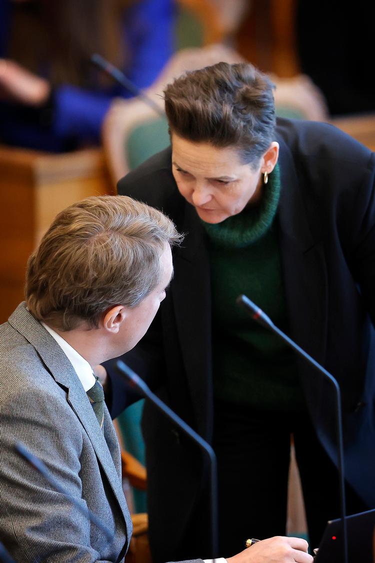 Dansk Folkepartis formand Morten Messerschmidt og SF's formand Pia Olsen Dyhr er enige om, at pensionsalderen ikke skal forhøjes yderligere. Men der er ikke basis for en pagt mellem de to. Arkivfoto: Jens Dresling
