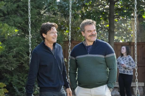 Jason Bateman (t.v.) og David Harbour mærker midtvejskrisen rumle i den nye HBO Max-serie. Foto: HBO Max
