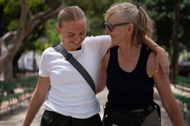 Sofie Martinusen rejser med sin mor Dorte Kragh. Generelt er Dorte bedre til at være noget for andre end for sig selv. Derfor vil Sofie gerne give lidt tilbage og tage mor Dorte med ud på sit livs eventyr, hedder det i TV 2's programomtale.   Foto: Teis Mørk, TV 2 