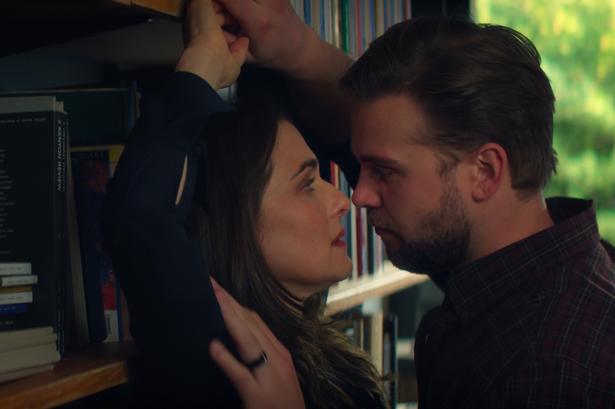 En engelsklærer (Rachel Weisz) falder for sin yngre kollega Vladimir, som spilles af Leo Woodall ('The White Lotus', 'One Day').  Foto: Netflix 