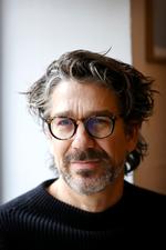 Nikolaj Koppel fra Podimo har i Politiken forsvaret, at Sisse Sejr-Nørgaard var vært på podcasten 'Nedsmeltning': »Ambitionen er ikke at genoplive konflikten, men at tage en reflekteret og nuanceret samtale om straf og den skam, der følger med«. Foto af Nikolaj Koppel: Jens Dresling