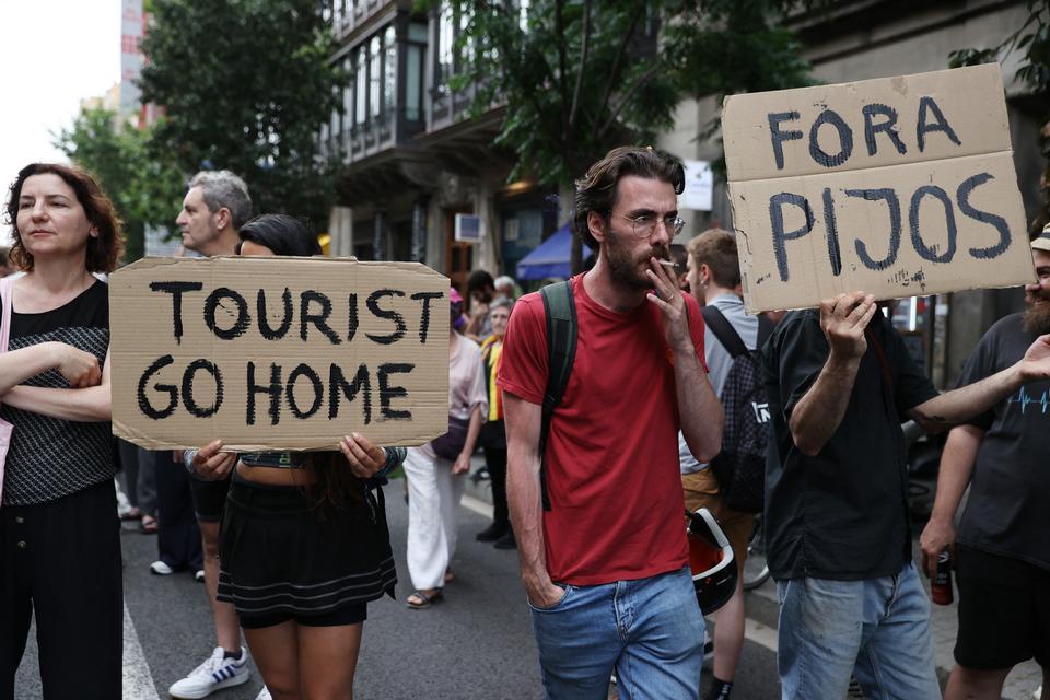 I juni 2024 protesterede en gruppe lokale i den spanske by Barcelona mod den masseturisme, de mener, der har oversvømmet byen. Arkivfoto:  Bruna Casas