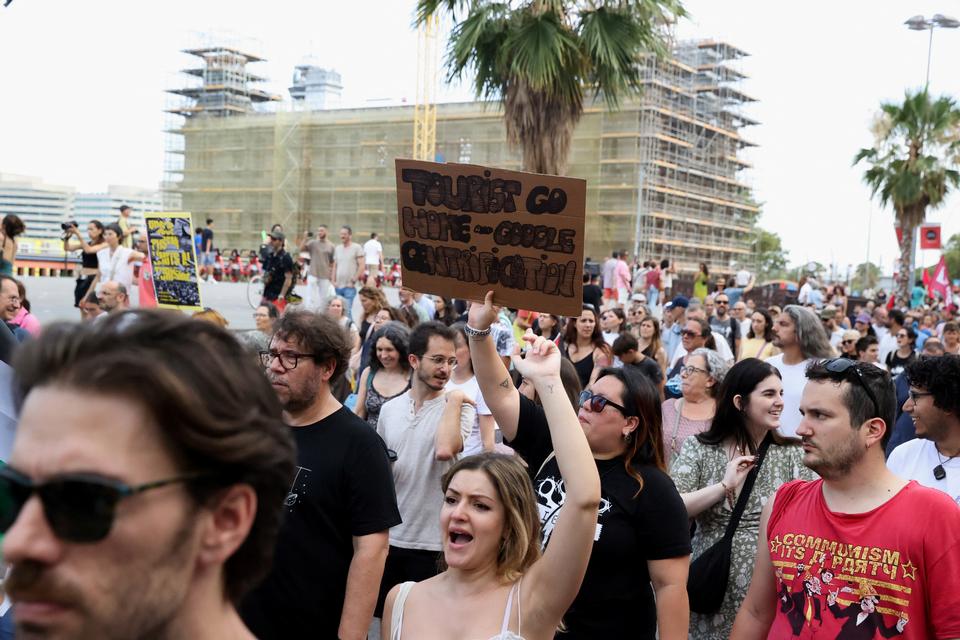 I juli 2024 var der igen demonstrationer mod masseturisme i den spanske storby Barcelona. 'Turister gå hjem' stod der blandt andet på et af skiltene. Foto: Bruna Casas/Ritzau Scanpix