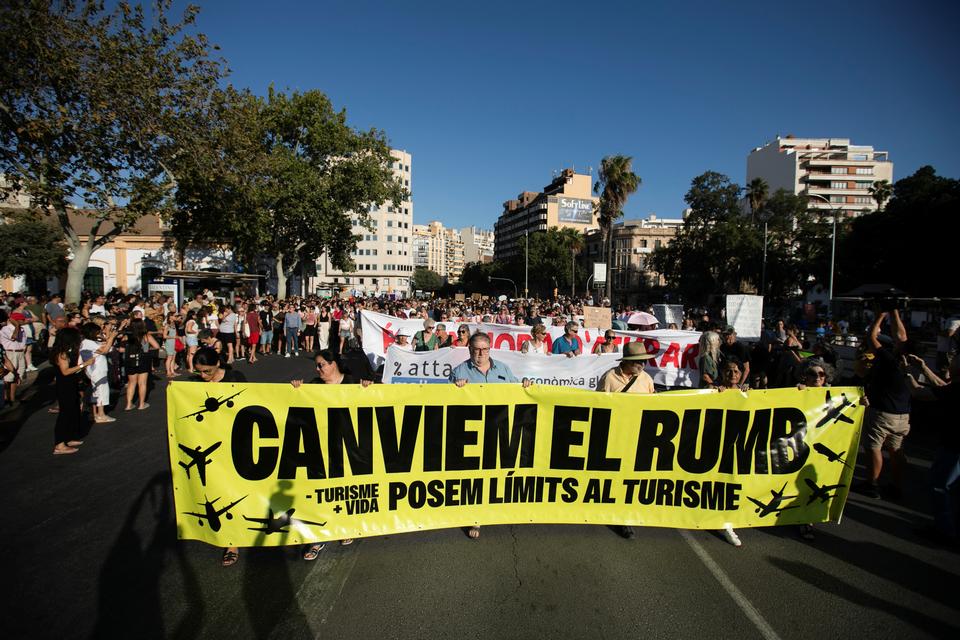 På den spanske ferieø Malloca protesterede de lokale mod de mange turister i øens største by Palma de Mallorca i juli 2024. På banneret stod der: 'Lad os ændre retning, lad os sætte grænser for turisme'. Arkivfoto:  Stringer