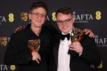 I ’Mr. Nobody mod Putin’ følger man den russiske lærer Pavel ’Pasha’ Talankin (th.), som også er filmens medinstruktør. Her ses han med Bafta-prisen sammen med medinstruktør David Borenstein. Foto: Suzanne Plunkett/Ritzau Scanpix