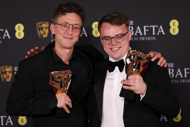 I ’Mr. Nobody mod Putin’ følger man den russiske lærer Pavel ’Pasha’ Talankin (th.), som også er filmens medinstruktør. Her ses han med Bafta-prisen sammen med medinstruktør David Borenstein. Foto: Suzanne Plunkett/Ritzau Scanpix
