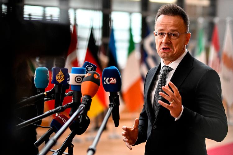 Ungarns udenrigsminister, Peter Szijjarto, er vant til at tage mange kampe med sine EU-kolleger. Og hans udtryk, da han ankom til Bruxelles mandag, tyder på, at det ikke generer ham.  Foto: John Thys/Ritzau Scanpix