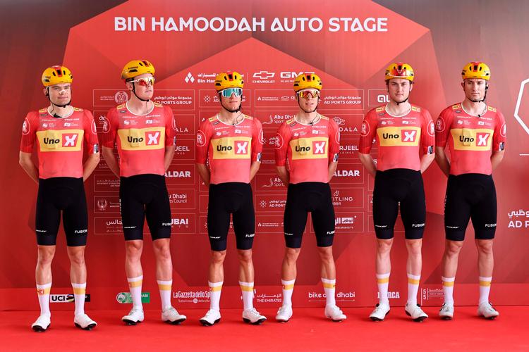 Team Uno-X Mobility' ved præsentationen af rytterne i Abu Dhabi forud for løbet mellem Madinat Zayed Majlis til Liwa Palace i Abu Dhabi 16. februar. Foto: Fadel Senna/Ritzau Scanpix