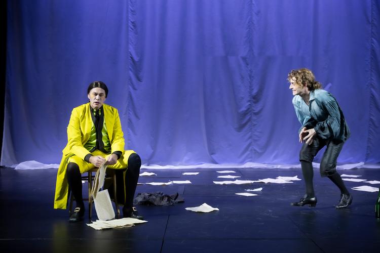 Jakob Højlev Jørgensen er den middelmådige komponist Salieri - og forestillingens egentlige hovedperson - mens Jeppe Ellegaard Marling gestalter Mozart. Foto: Anders Bach