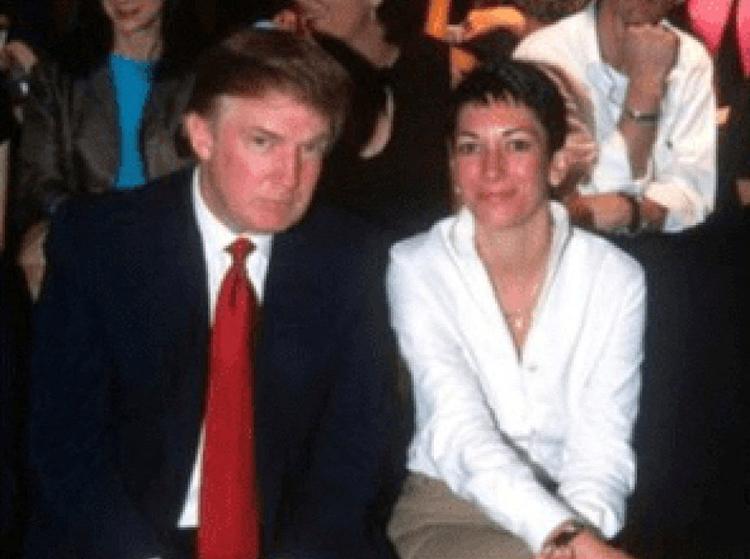 Anthony - SilentMiddleChild - laver nyhedskommentarer om alt fra Jeffrey Epstein til Trumps toldafgifter, krig og magtmisbrug. Her ses Trump på et arkivfoto sammen Epsteins medskyldige, Ghislaine Maxwell. Foto: U.S. Justice Department/Ritzau Scanpix