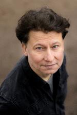 Alen Mešković kom til Danmark fra Bosnien i 1994 og debuterede i 2009 med digtsamlingen 'Første gang tilbage'. Foto: Sara Galbiati