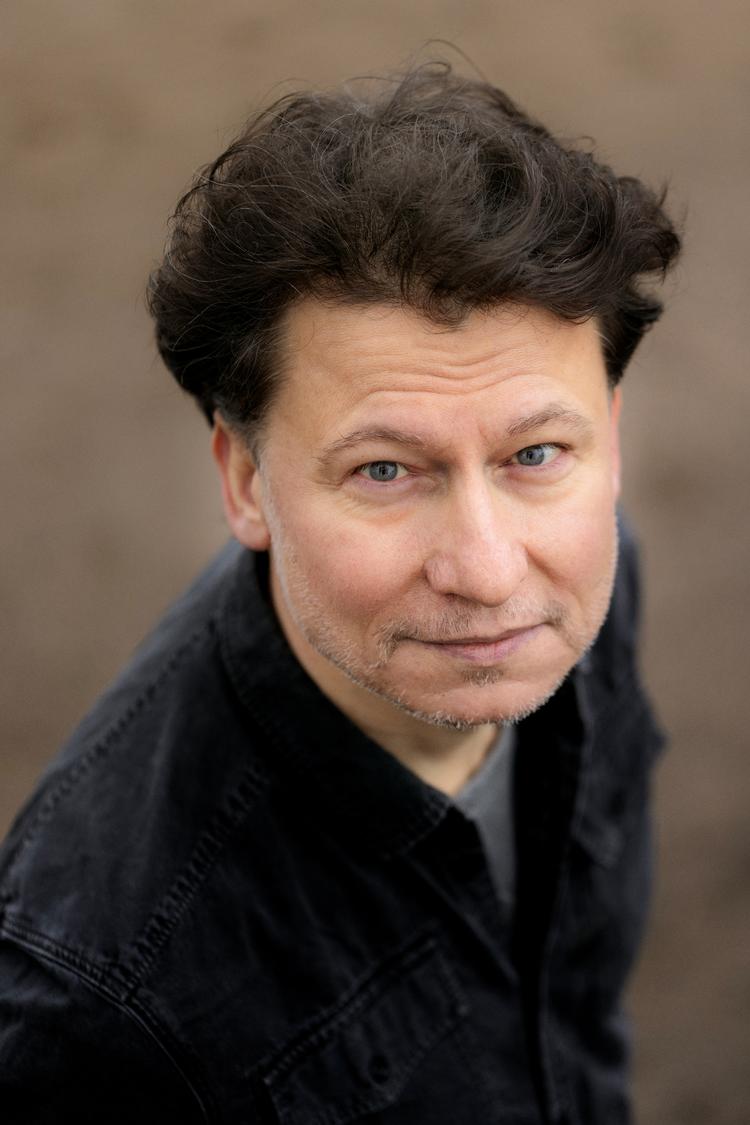 Alen Mešković kom til Danmark fra Bosnien i 1994 og debuterede i 2009 med digtsamlingen 'Første gang tilbage'. Foto: Sara Galbiati