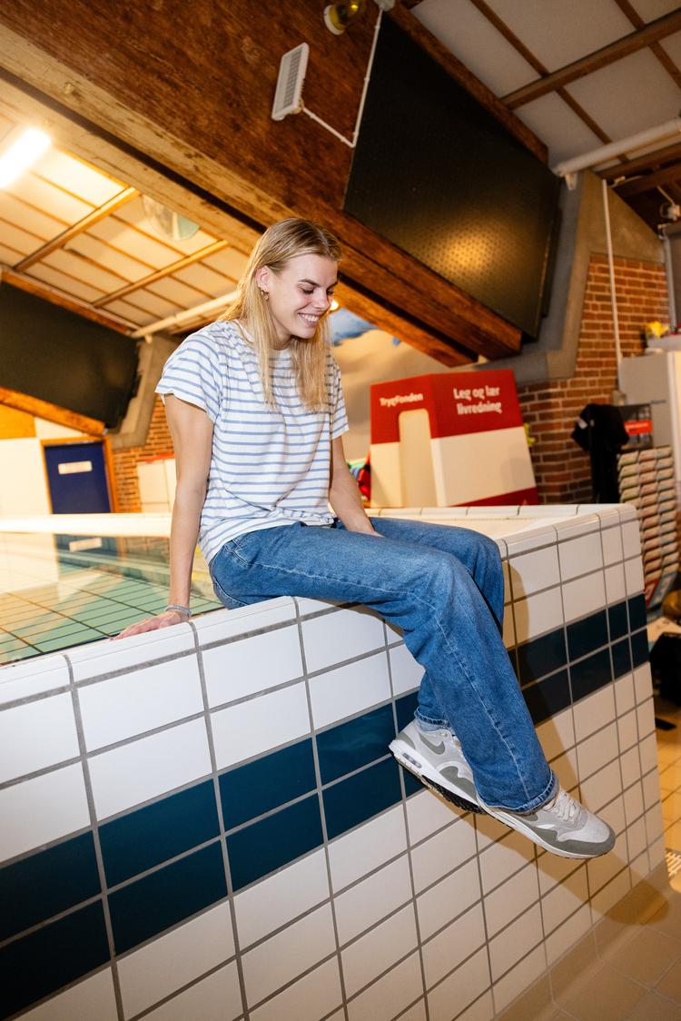 Efter at have været en »kæmpe vandhund« hele livet føler Martine Damborg sig hjemme i svømmehaller som denne i Greve. Hun er det nok største talent i dansk svømning og vandt to gange guld ved EM på kortbane i december. Foto: Loui Pedersen