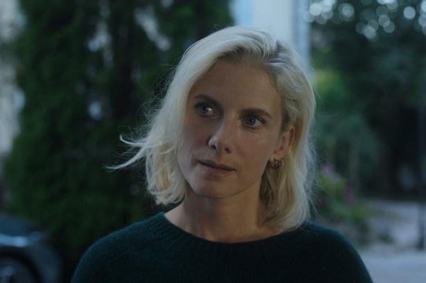 Mélanie Laurent spiller en af de bærende roller i 'The Hunt', der intet har med Thomas Vinterbergs oscarcvindende film at gøre.  Foto: Apple TV 