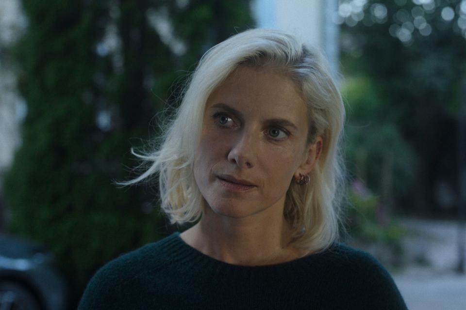 Mélanie Laurent spiller en af de bærende roller i 'The Hunt', der intet har med Thomas Vinterbergs oscarcvindende film at gøre.  Foto: Apple TV 