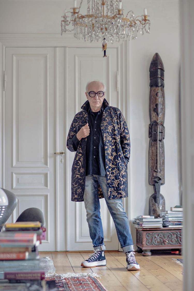 Ditlev Tamm bor halvdelen af tiden i Helsinki, hvor hans hustru er professor, og ellers i sin lejlighed centralt i København, hvor han her er fotograferet. (arkivfoto) Foto: Miriam Dalsgaard