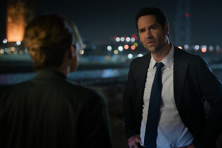 Det ser virkelig sort ud for Michael Haller, da han anklages for et mord, han ikke har begået - for beviserne er tungtvejende. Foto: Netflix