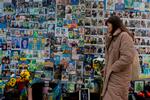 En kvinde ved mindevæggen for de faldne ofre i Ukraine i Kyiv d. 24. februar 2026, som er 4års mærkedagen for Ruslands fuldskalainvasion. Foto: Tetiana Dzhafarova/Ritzau Scanpix