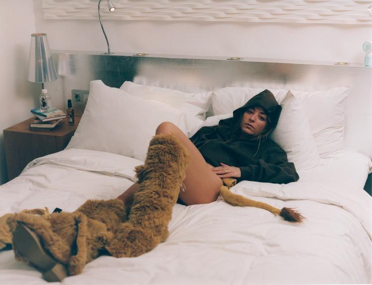 Ulrikke Baks skrivekarriere begyndte i modebranchen, hvor hun har skrevet for magasiner i mange år. I 2022 blev hun uddannet fra Forfatterskolen, og i 2024 udkom hendes debutroman, ’Love Looks Bleak'. Foto: Josefine Seifert