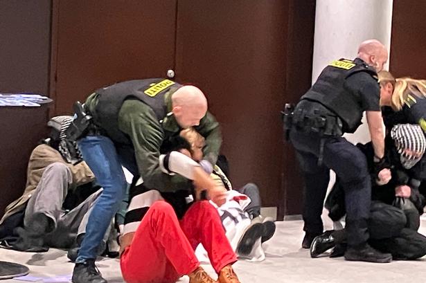 Demonstranter forsøgte at blokere for koncerten med  Jerusalem String Quartet, der opfattes som en kunstnerisk forlængelse af Israels regering og hær. De blev ført væk af politiet.  Foto: Thomas Michelsen