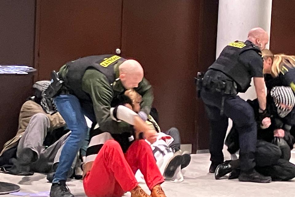 Demonstranter forsøgte at blokere for koncerten med  Jerusalem String Quartet, der opfattes som en kunstnerisk forlængelse af Israels regering og hær. De blev ført væk af politiet.  Foto: Thomas Michelsen