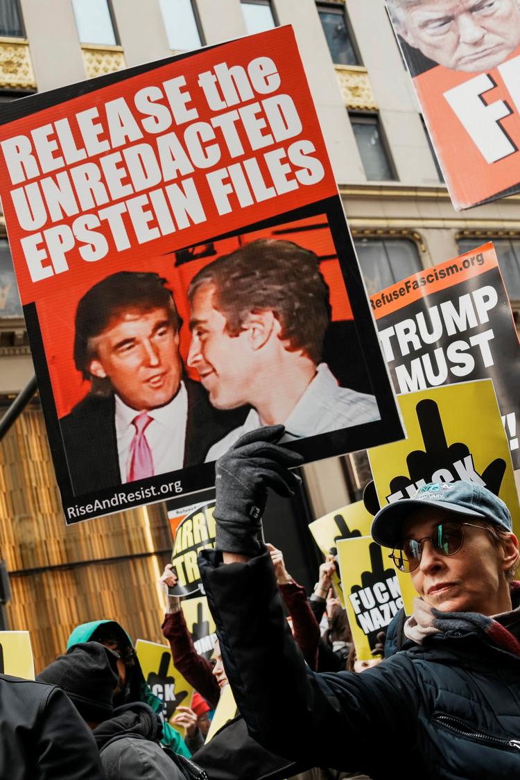 En demonstrant holder et banner, der beder om at frigive de uredigerede Epstein-filer, mens de samles under en demonstration foran Trump Tower på Presidents Day i New York City, USA, 16. februar 2026 Foto: Eduardo Munoz/Ritzau Scanpix
