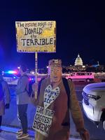 En Trump-kritisk demonstrant har iklædt sig maske og kongekrone og holder et gyldent skilt over hovedet. På det står der: »Den vanvittige regeringstid for Donald den Forfærdelige«. Foto: Anders Tornsø Jørgensen