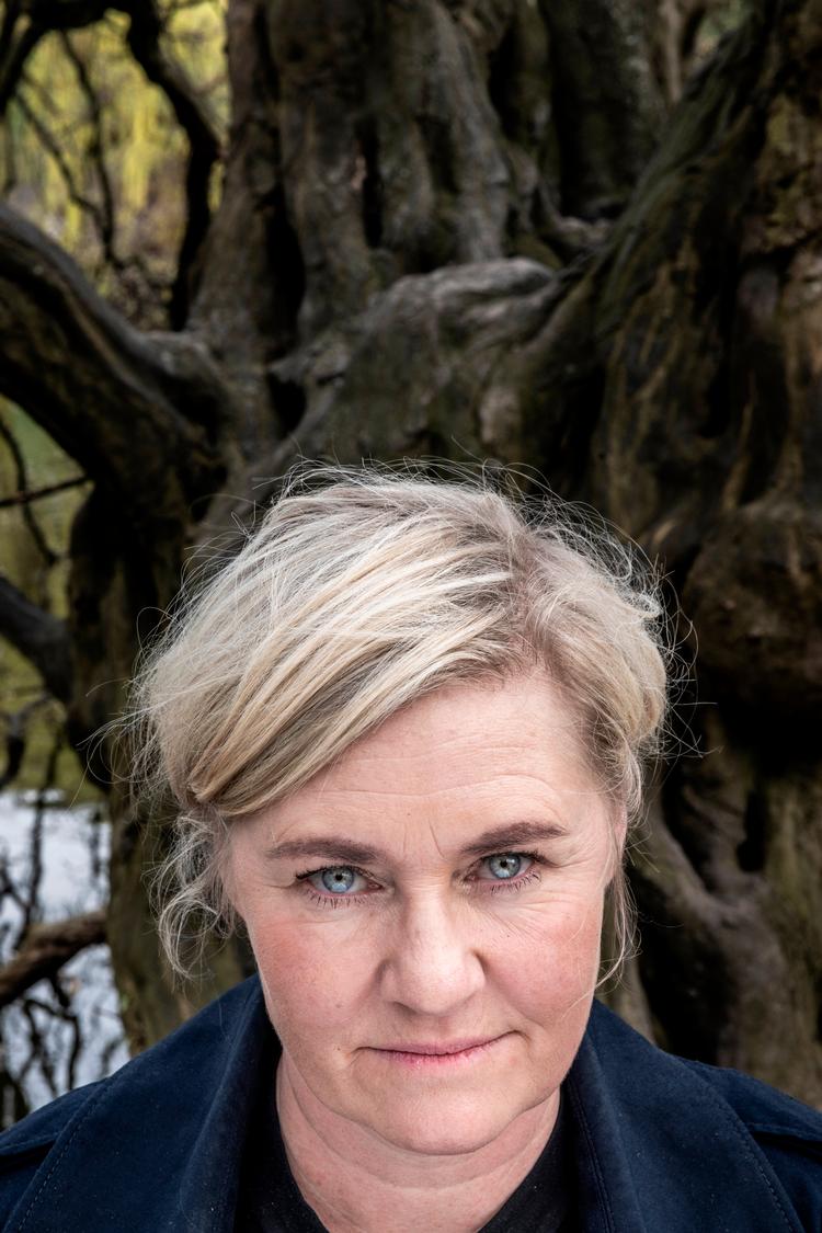 Stine Askov har bl.a. skrevet romanen  'Varme hænder' om sosu-hjælperens vilkår og selvforståelse. Nu bevæger hun sig ind i børnefamilien. Med humor og viden. Foto: Emil Bay