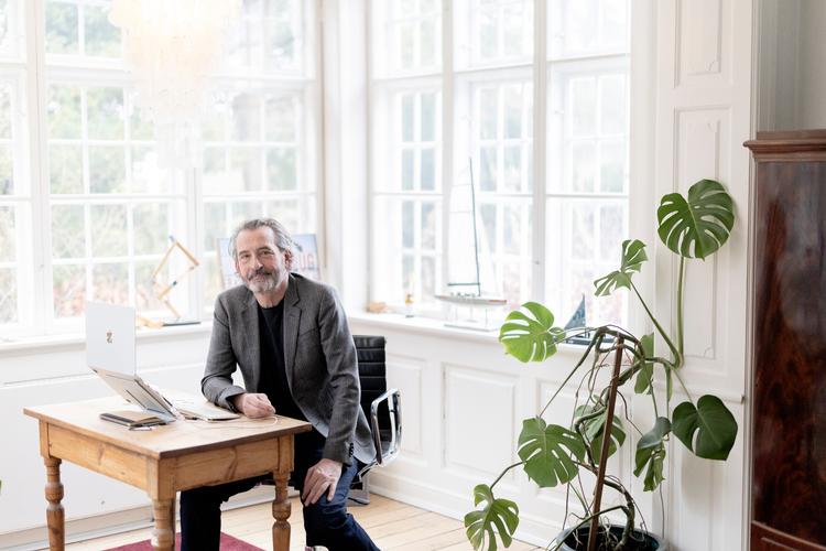 Christian Grau er for nylig blevet far med sin yngre kæreste. Efter et rodløst skilsmisseliv, er han klar til hele pakken igen.    Foto: Mads Nissen