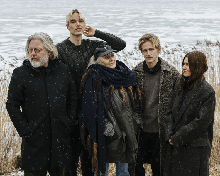 Guldimunds nye single 'Ring, når du har tid' er en seks et halvt minut lang sang, hvor hver gæst har skrevet sit eget vers. Fra venstre er det Søren Huss, Kristoffer Jessen fra Søn, Pia Raug, Guldimund og Pernille Rosendahl. Foto: Pr-foto: Laura Bisgaard Krogh