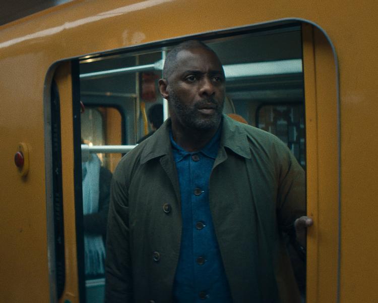Idris Elba er tilbage i rollen som forhandleren Sam Nelson, nu i Berlin og med skjulte motiver. Foto: Apple TV+