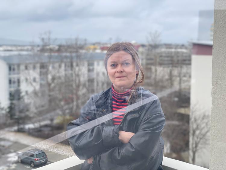 Eva Rún Snorradóttirs roman fortæller om en barsk opvækst. Men den er også sjov. »Hvis der ikke var humor i bogen, ville den nok være for tung og trist«, siger forfatteren.  Foto: Halla Þórlaug Óskarsdóttir