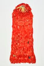 Kappen er skabt af omkring 4.000 fjer fra den røde ibis-fugl, der fløj rundt ved Brasiliens kyst for mange hundrede år siden. Mange vil huske kappen fra Nationalmuseets permanente udstilling 'Jordens Folk'.   Foto: Nationalmuseet