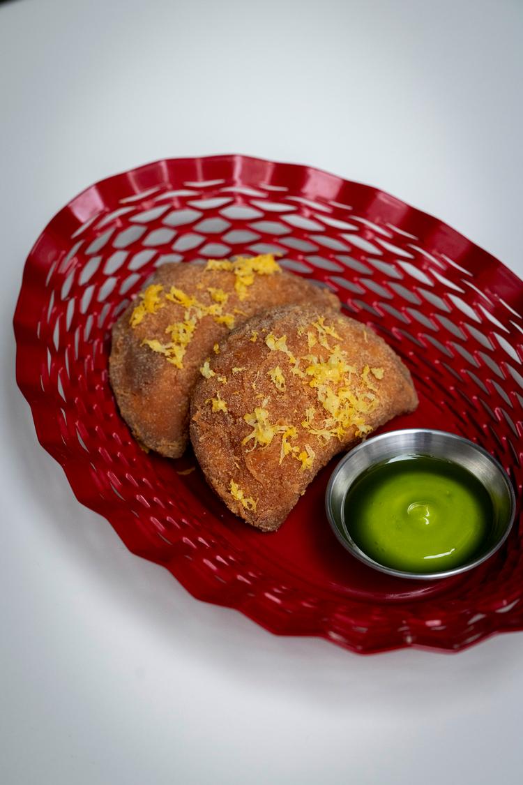 Restaurantens variant af den portugisiske snack rissol var ret mundvandsfremkaldende.  Foto: Mads Nissen