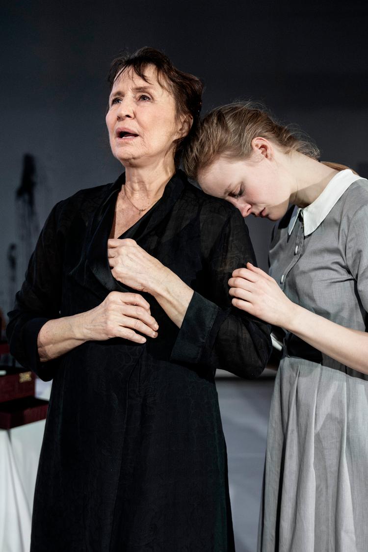 Det fremragende hold af skuespillere består af Karen-Lise Mynster (tv.), Christine Albeck Børge, Ena Spottag, Özlem Saglanmak og Alvilda Lyneborg Lassen (th.). Foto: Camilla Winther