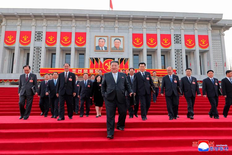 Kim Jong-un forlader et møde i Pyongyang under den 9. partikongres, der indledtes 20. februar og sluttede 25. februar. Nordkorea afholder disse kongresser hvert femte år.  Foto: Str/Ritzau Scanpix