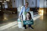 Politiken’s photographer Jens Dresling met the Conservatives’ Mette Abildgaard in Christiansborg’s lobby Thursday morning, as the party’s justice spokesperson arrived with an election poster. Foto: Jens Dresling
